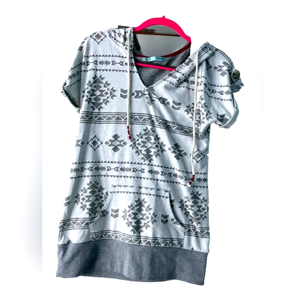 Maurice’s Women’s Medium Aztec Style Short Sleeve Hoodie Lightweight Hardly Used